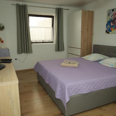 Apartments Noemi Малинска Екстериор снимка