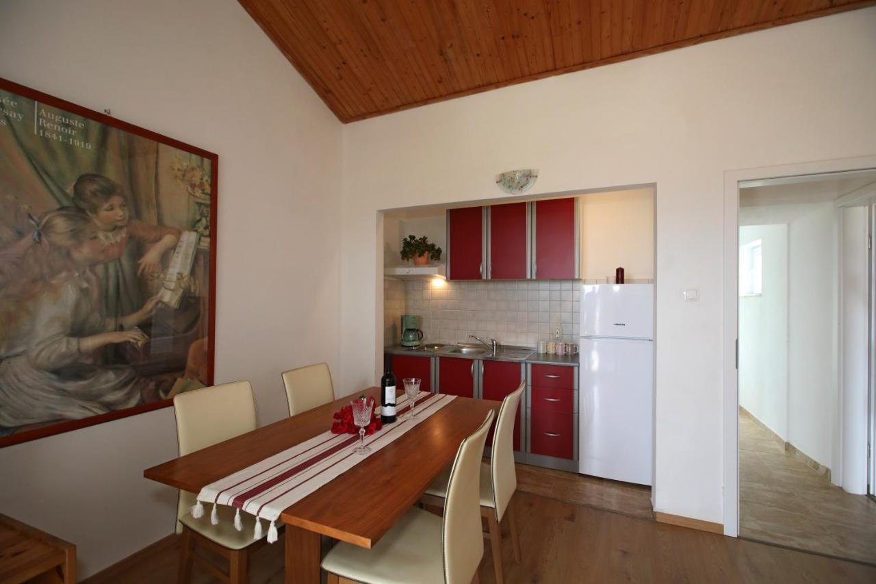 Apartments Noemi Малинска Екстериор снимка