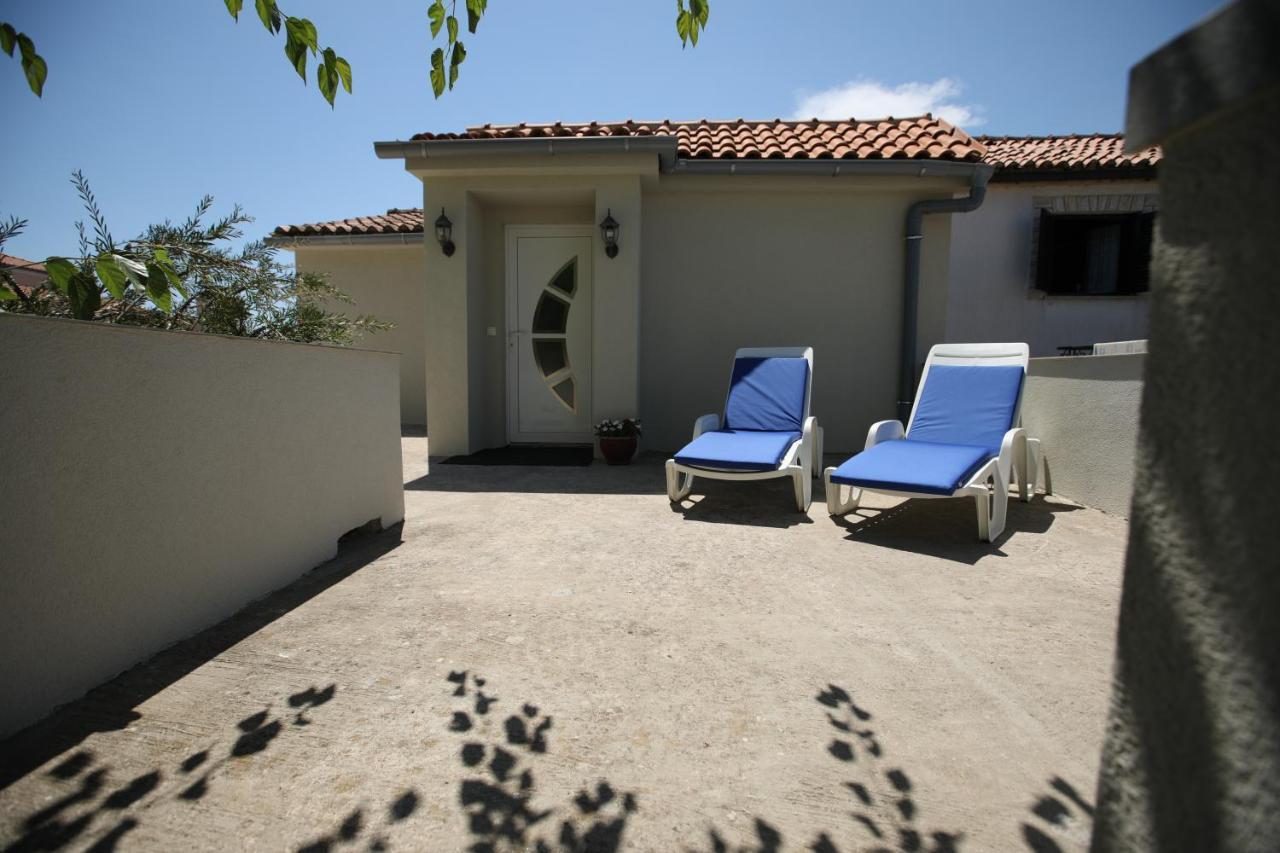 Apartments Noemi Малинска Екстериор снимка