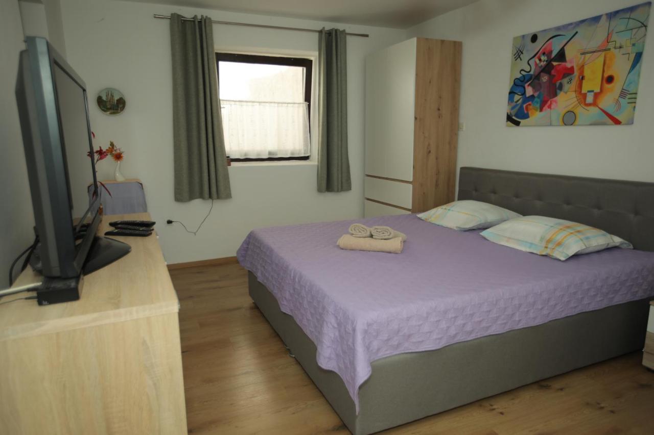 Apartments Noemi Малинска Екстериор снимка